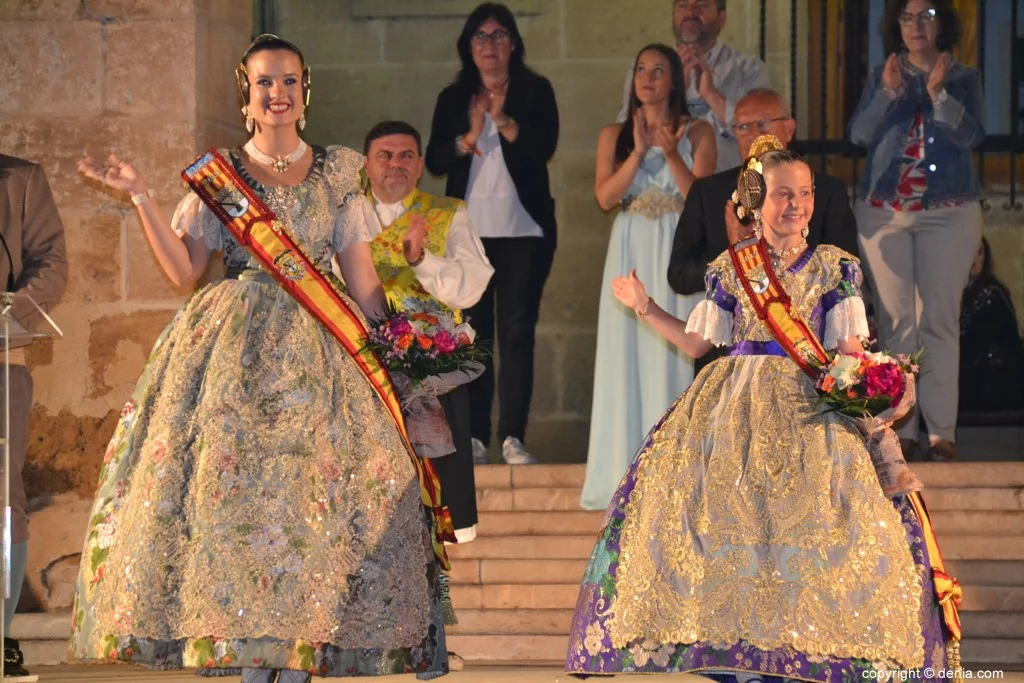 Elección Falleras Mayores de Dénia 2019 – Amparo y Neus saludando