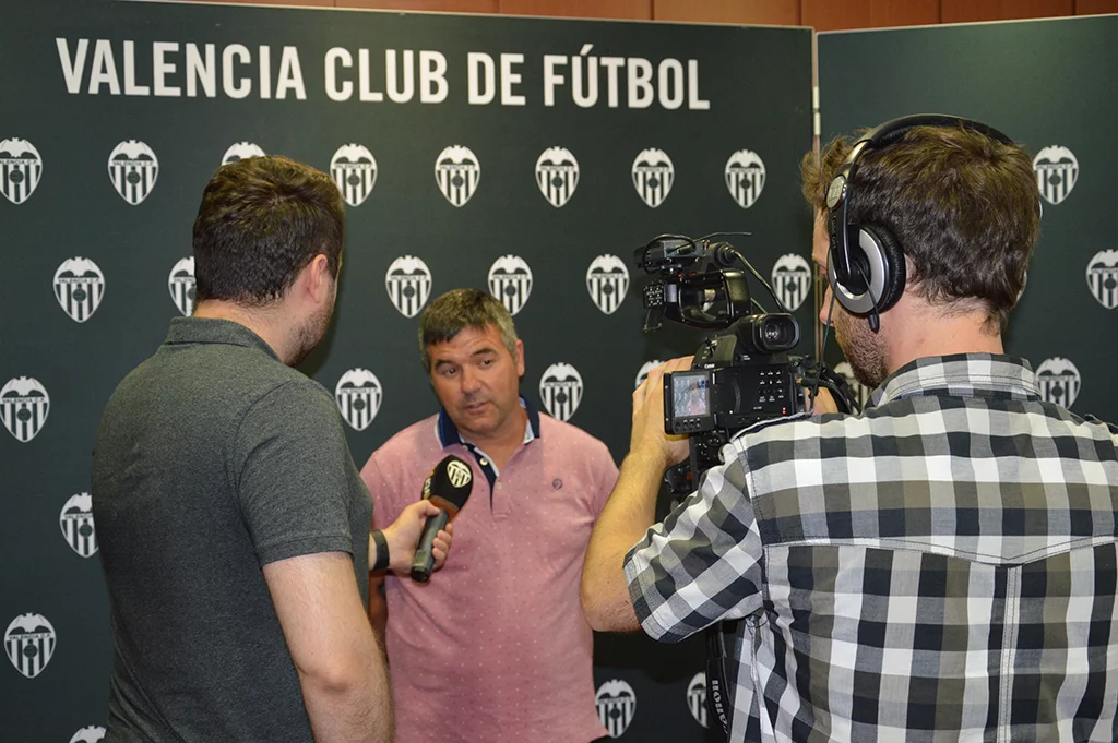 Agustín Mossi atendiendo a la radio y televisión del Valencia CF