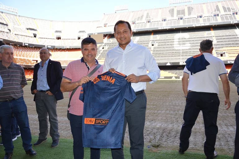 Anil Murthy con la camiseta de la EM FB Dénia