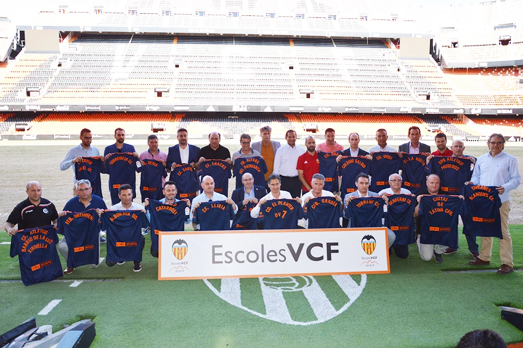 Representantes de Escuelas de fútbol con los dirigentes del Valencia CF