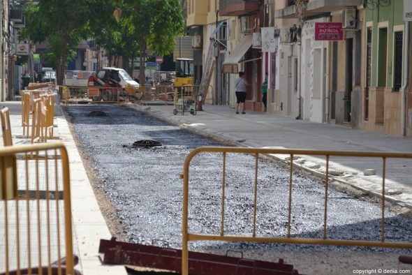 trabajos de asfaltado en la calle colon de denia