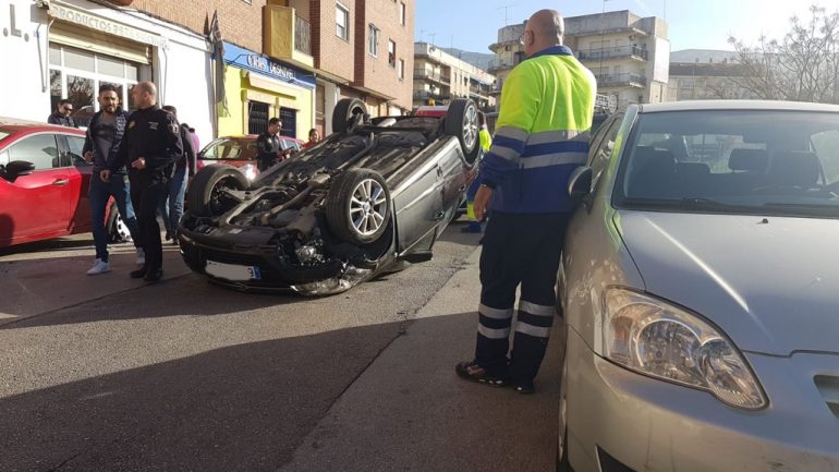 Coche volcado en Denia