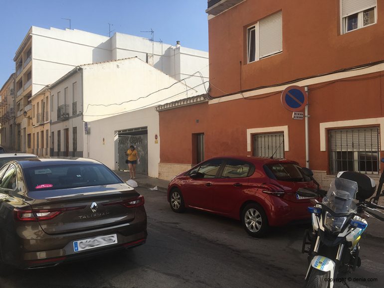 Cierran al tráfico la calle San José por el cambio semestral de estacionamiento