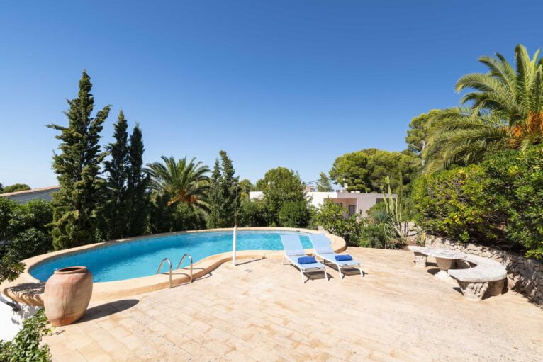 Piscina y tumbonas de una casa de vacaciones para siete personas en Dénia - Aguila Rent a Villa