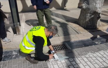 instalacion de una de las sencc83alizaciones junto a una alcantarilla