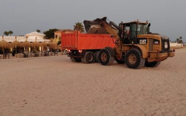 retirada de posidonia en la zona de la almadrava de denia