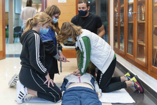 Imagen: Alumnos del Alfa y Omega de Dénia practicando primeros auxilios