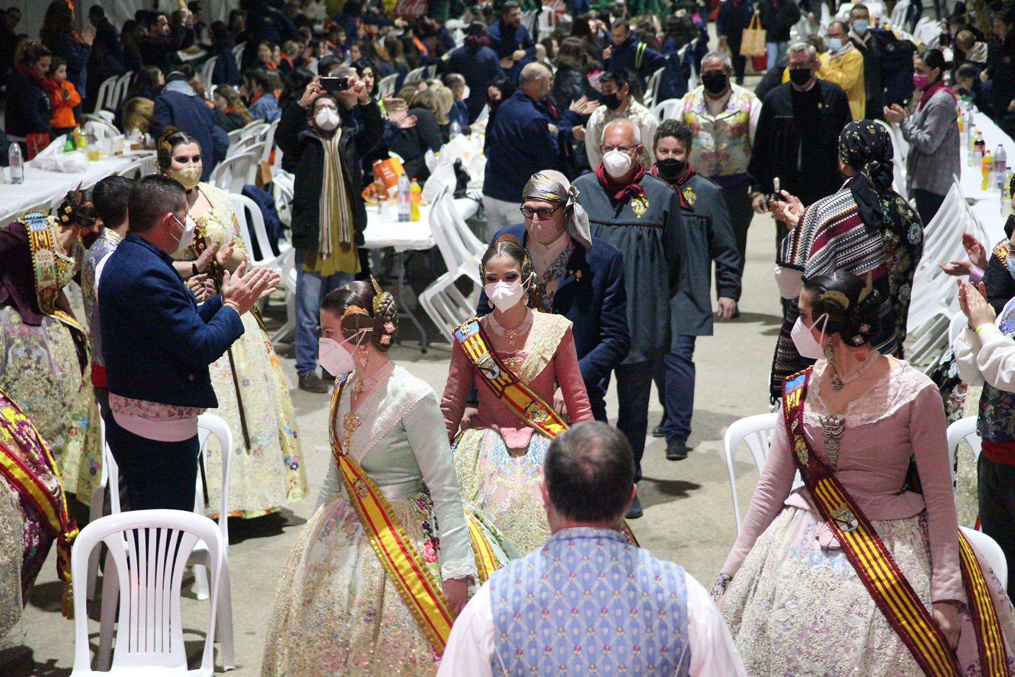 Entrada de las falleras mayores de Dénia al Sopar del Germanor