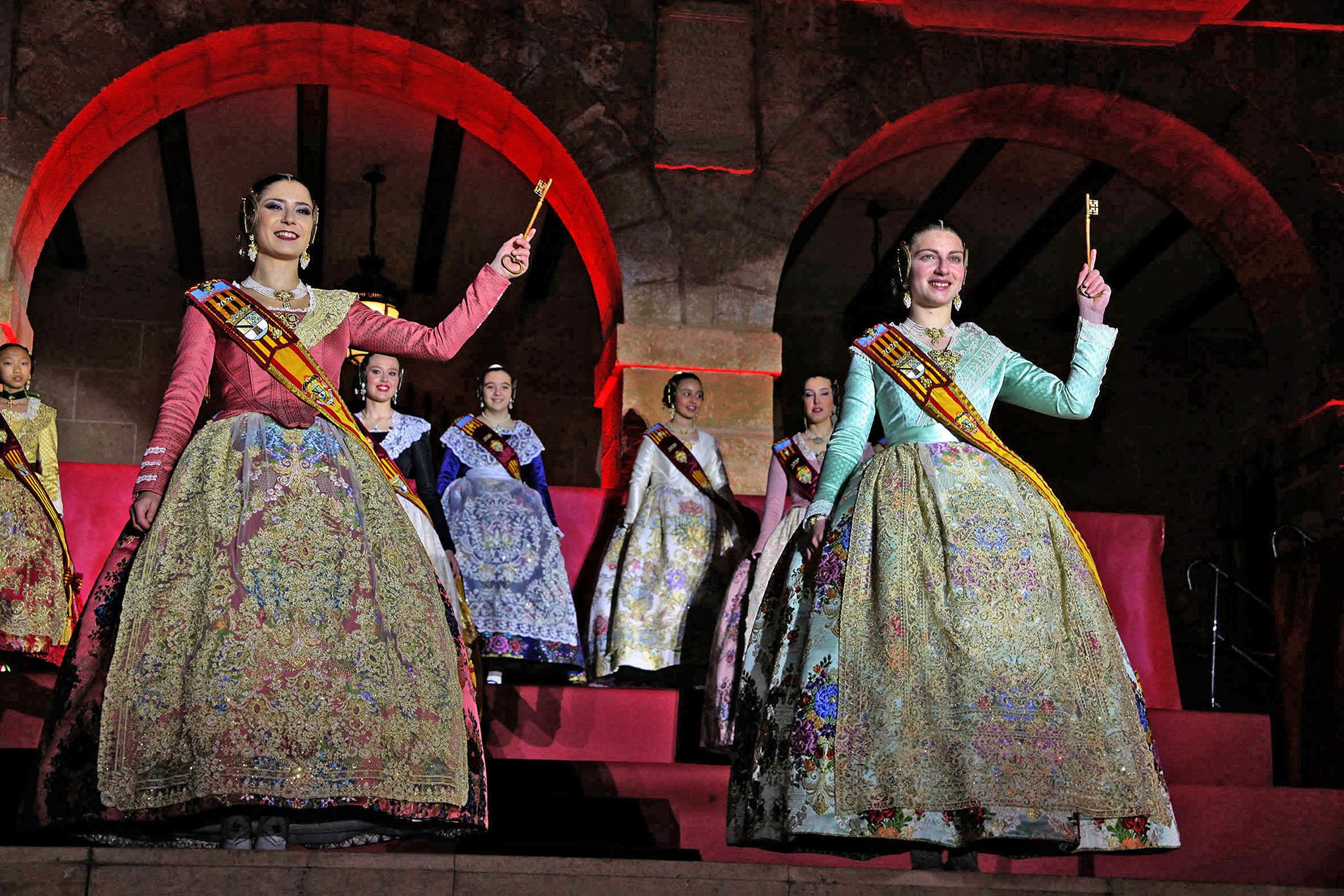 Las falleras mayores, Safir y Martina, con las llaves de la ciudad