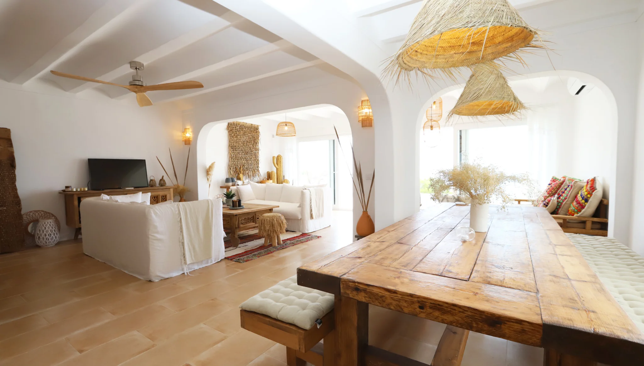 Salón-comedor de estilo boho – Arregui Villas