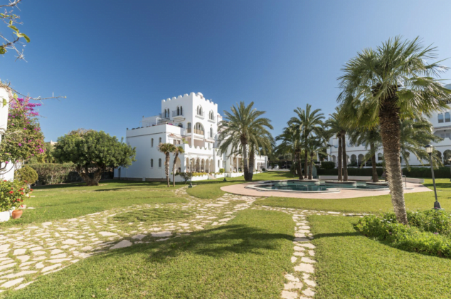 jardines comunitarios con piscina en forma de laguna