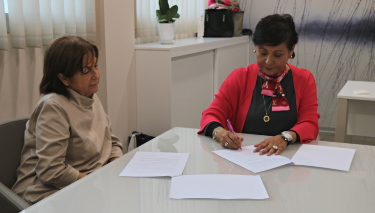 Ana Vasbinder  y la Presidenta de Amunt contra el Cáncer, Isabel Llorca