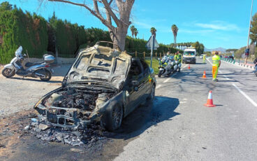 coche calcinado en la entrada de denia