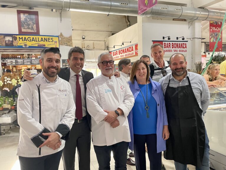 Mazón y Font en el Mercat de Dénia junto a los heladeros