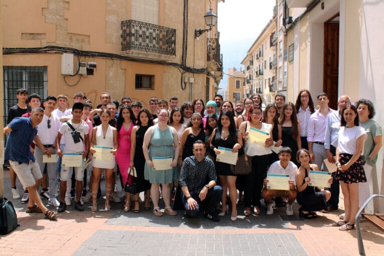 Alumnos de los cursos PFQB de Creama que han recibido los diplomas en Dénia