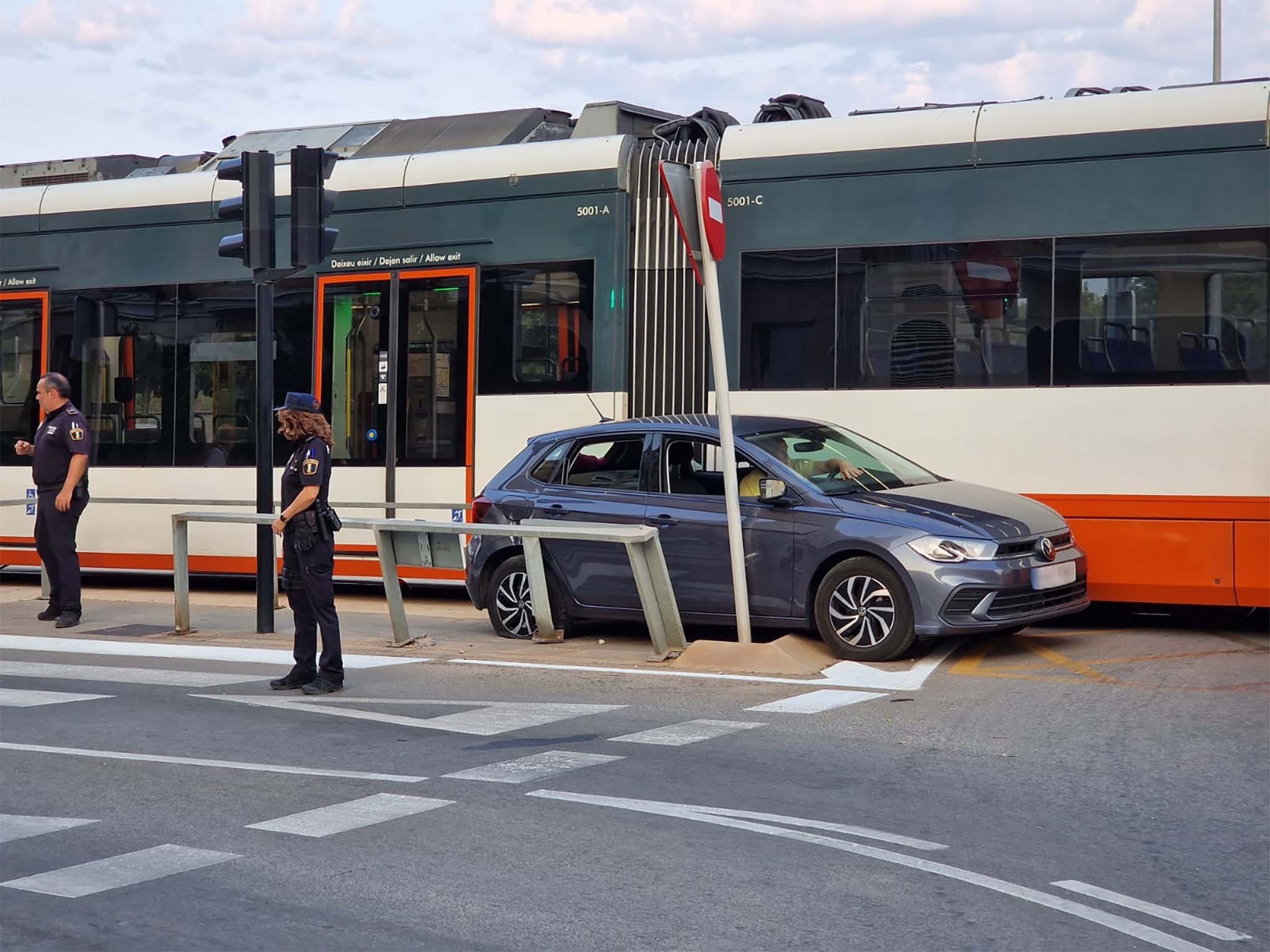 Policía Local de Dénia en el lugar del accidente jutno al conductor atrapado