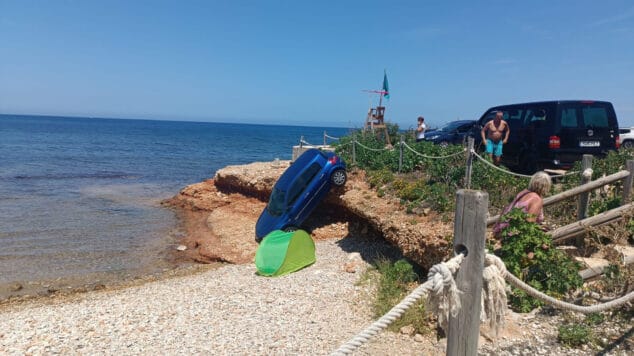 Imagen: Vehículo que se ha precipitado a la playa de Dénia