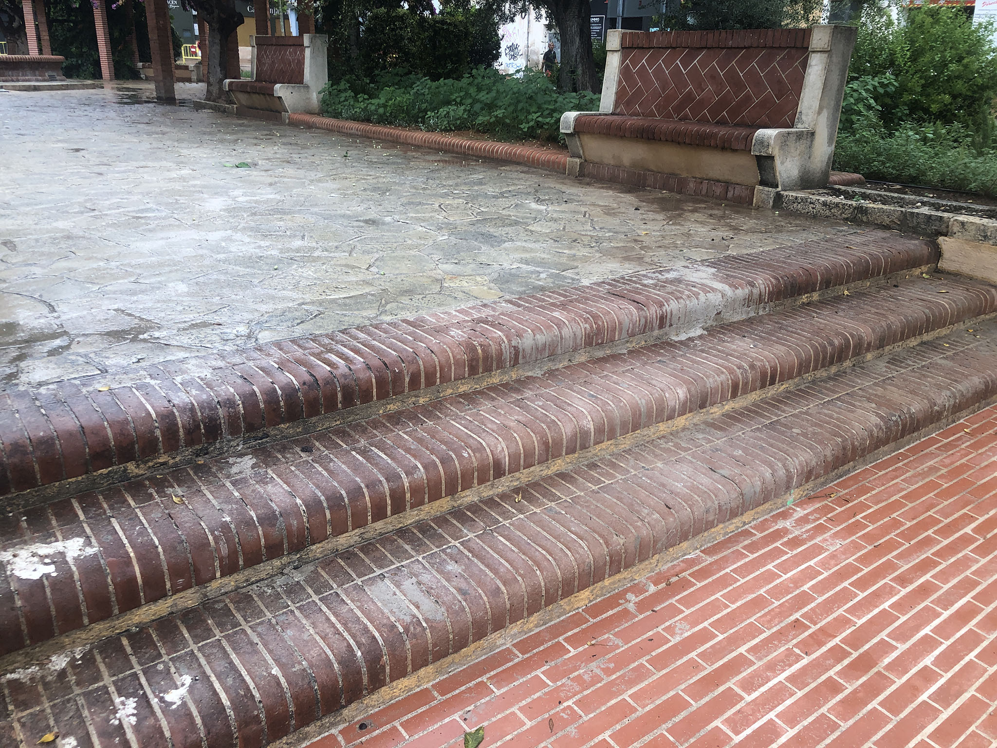 Escalones de la Glorieta sucios tras las obras