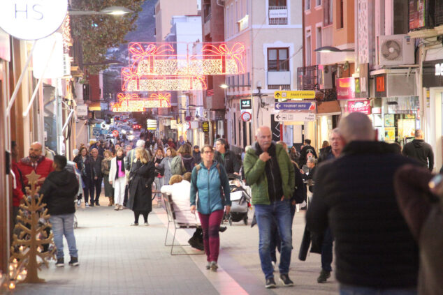 Imagen: Gente abrigada en el centro de Dénia durante la Navidad