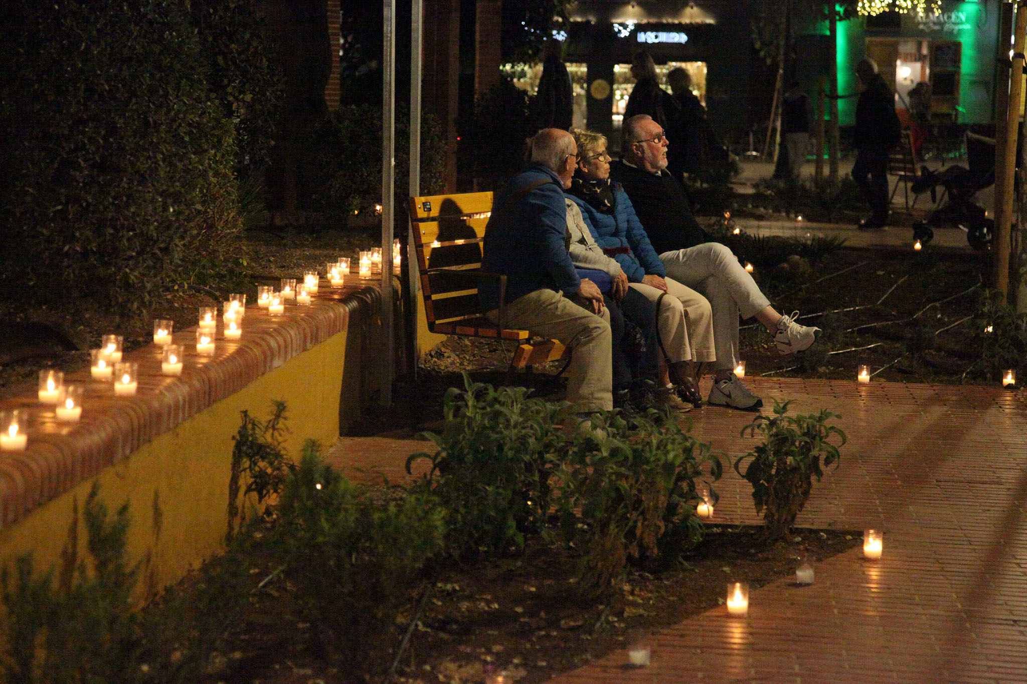 Vecinos admiran las luces de la Nit de la Llum