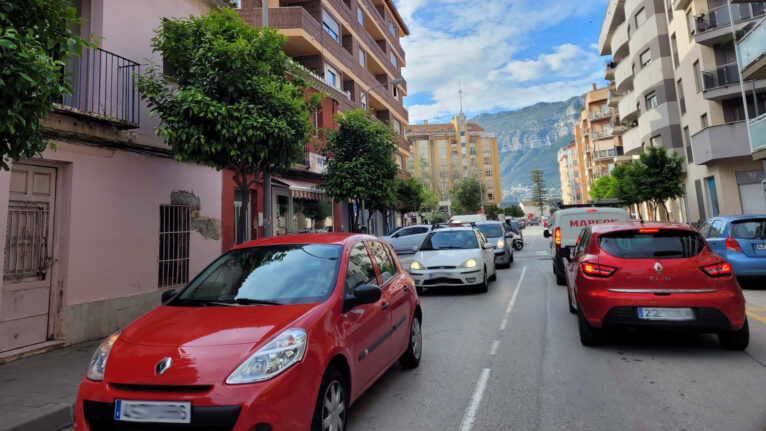 Atasco de coches en la calle Diana