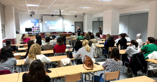 Imagen: Finaliza la 24ª edición de la escuela de madres y padres 'Educant per a previndre' con gran éxito de participación