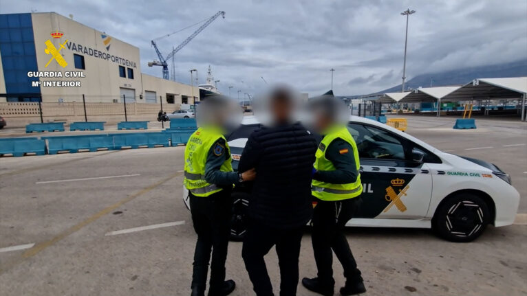 Momento de la detención en el puerto de Dénia