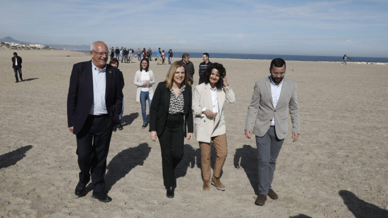 Pilar Bernabé junto a Vicent Grimalt y Rosa de los Ríos destacada