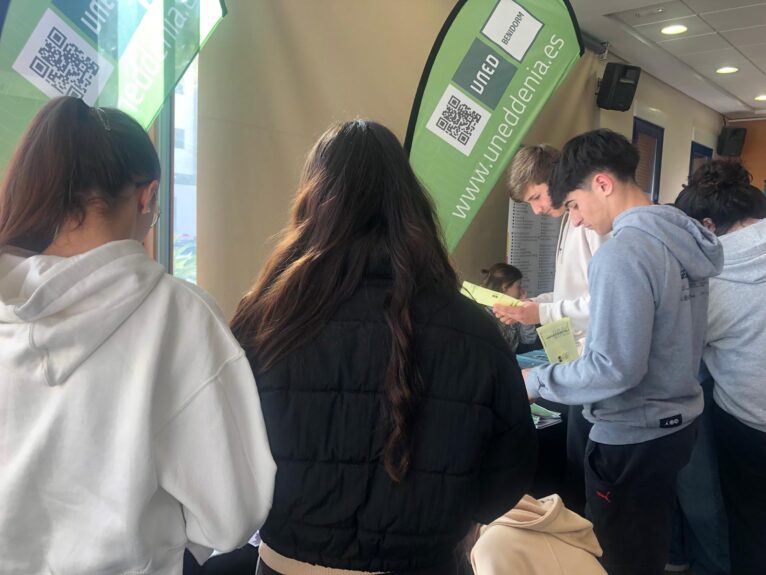 Estudiantes en el stand de la UNED de la Feria Educativa