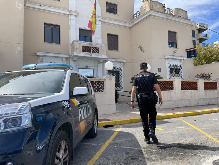 Agente en la comisaría de la Policía Nacional de Dénia (archivo)