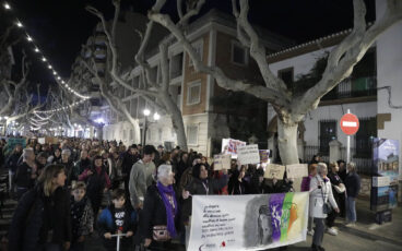 multitud de personas en la manifestacion del 8m en denia este 2024