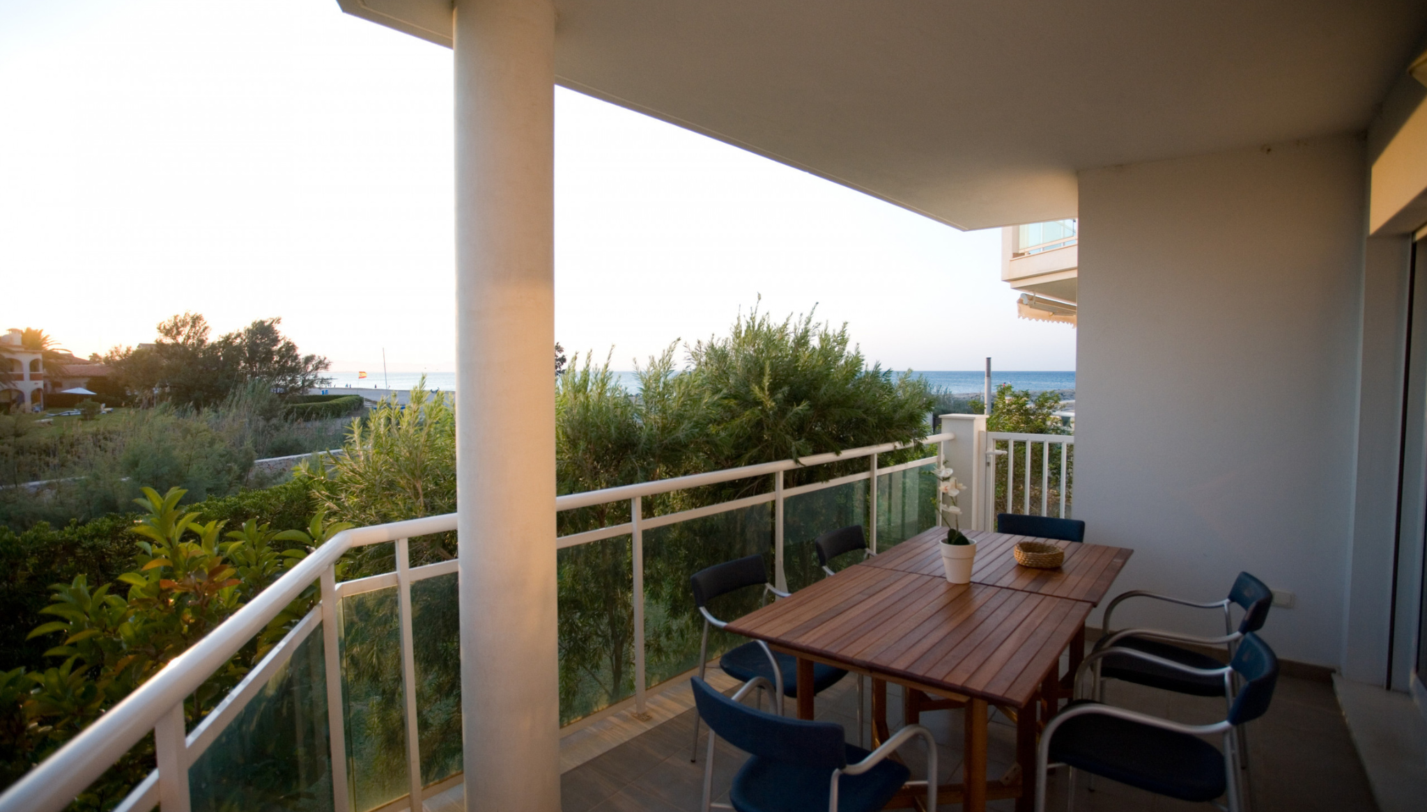 Disfruta de las vistas a la playa desde tu vivienda