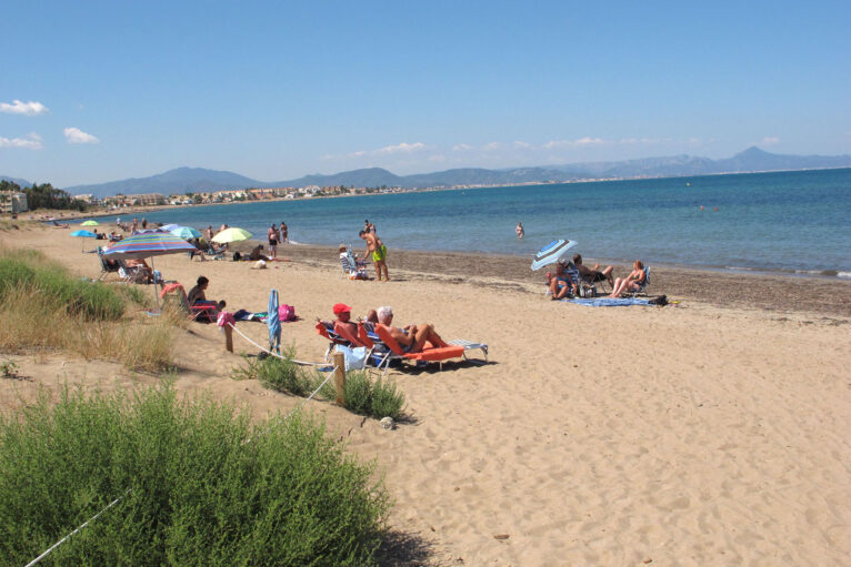 Turistas en una playa de Dénia - Dénia.com