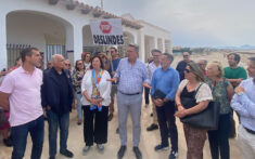 representantes del partido popular junto a la asociacion de afectados por el deslinde de denia