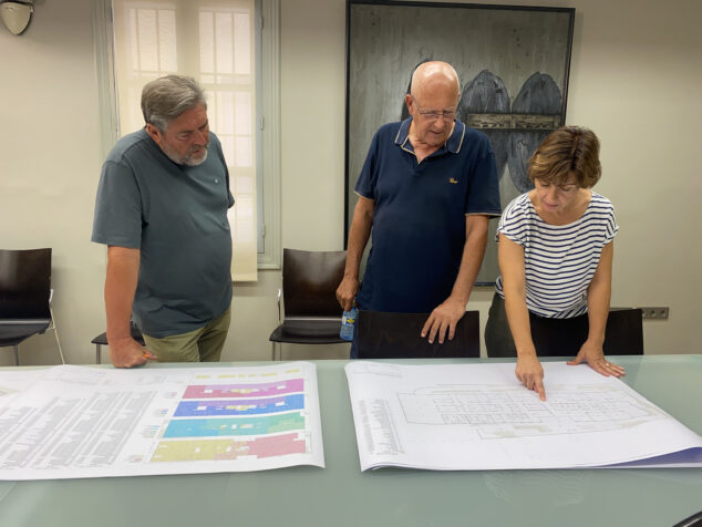 Imagen: Rafa Carrió, Vicent Grimalt y Maria Josep Ripoll con los planos de la nueva residencia