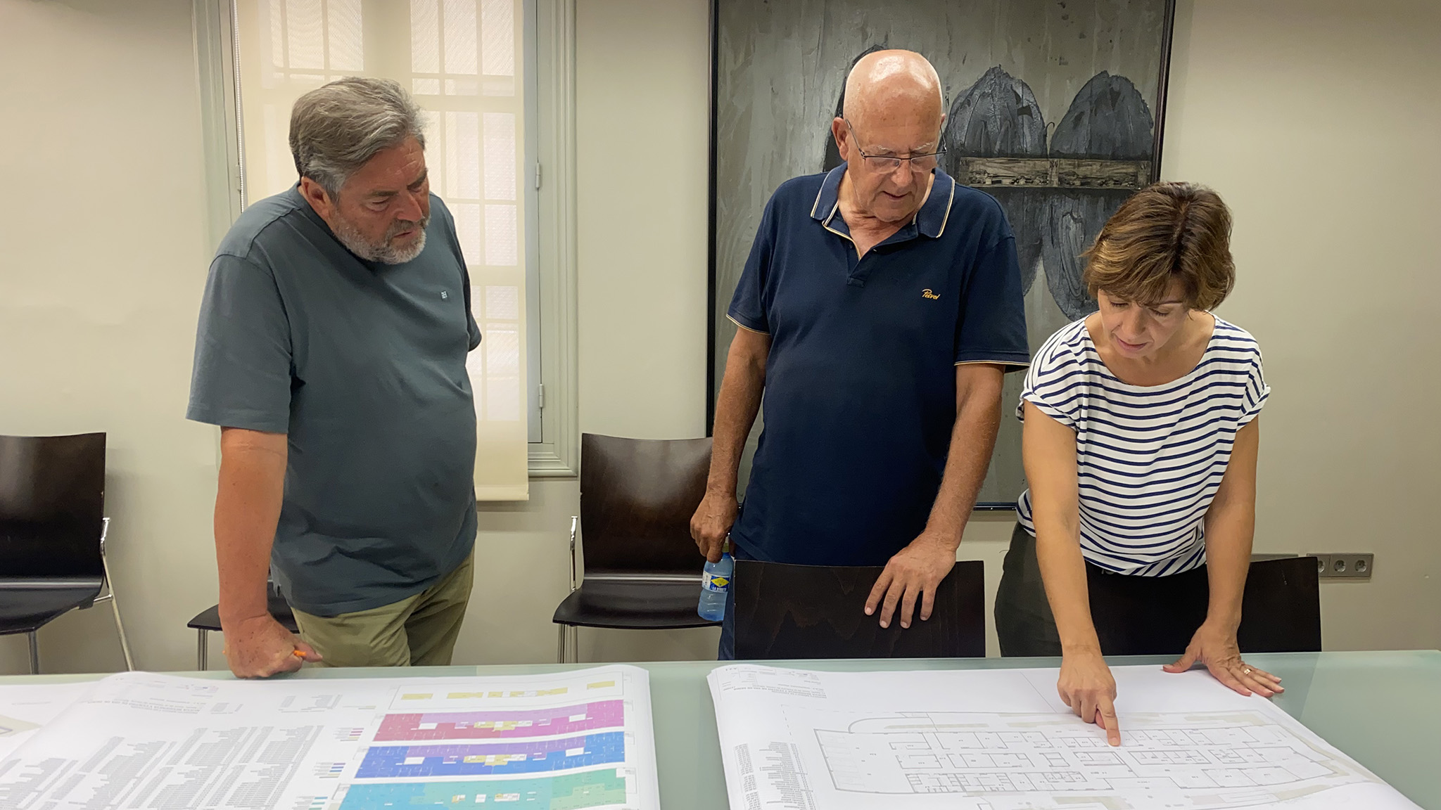 Rafa Carrió, Vicent Grimalt y Maria Josep Ripoll con los planos de la nueva residencia dest