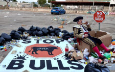 arte de art jeane con la basura hecha en xabia en la zona de botellon