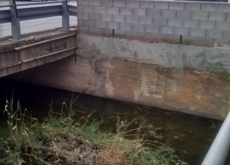 Acequia en la carretera de Les Marines