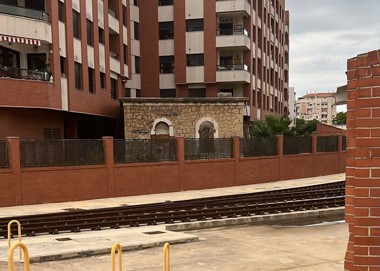 Antigua Faroleta junto a las actuales vías del TRAM