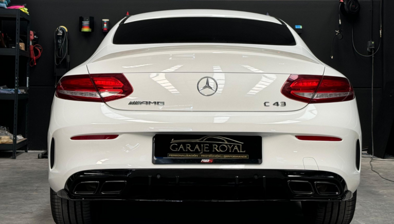 Detalles exclusivos para el Mercedes AMG C43, un toque de distinción en este centro de detailing