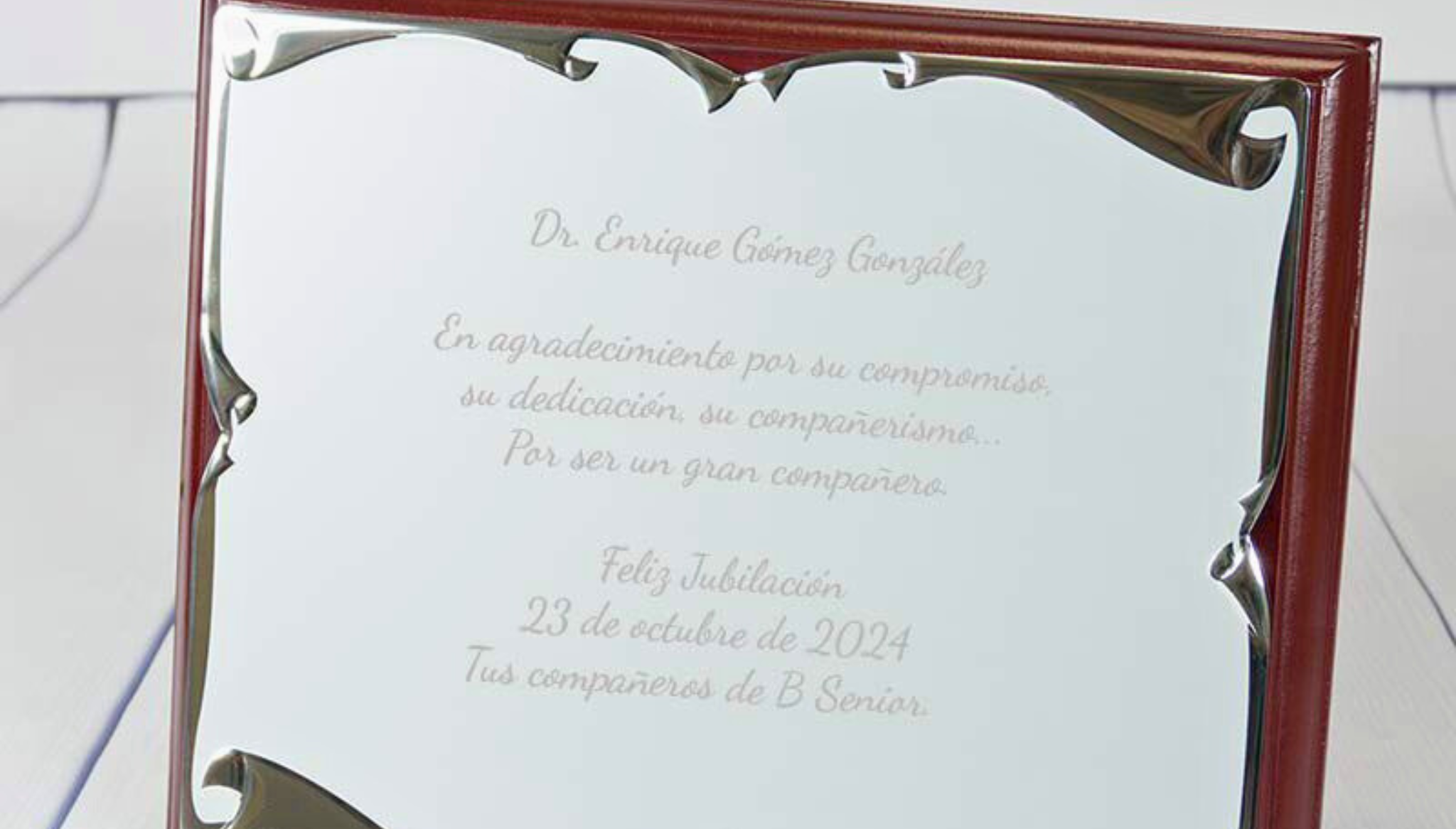 Graba una placa de homenaje con los expertos de Joyería Bonilla