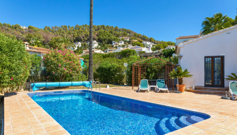 Hamacas junto a la piscina_ el lugar perfecto para tomar el sol y disfrutar del clima mediterráneo