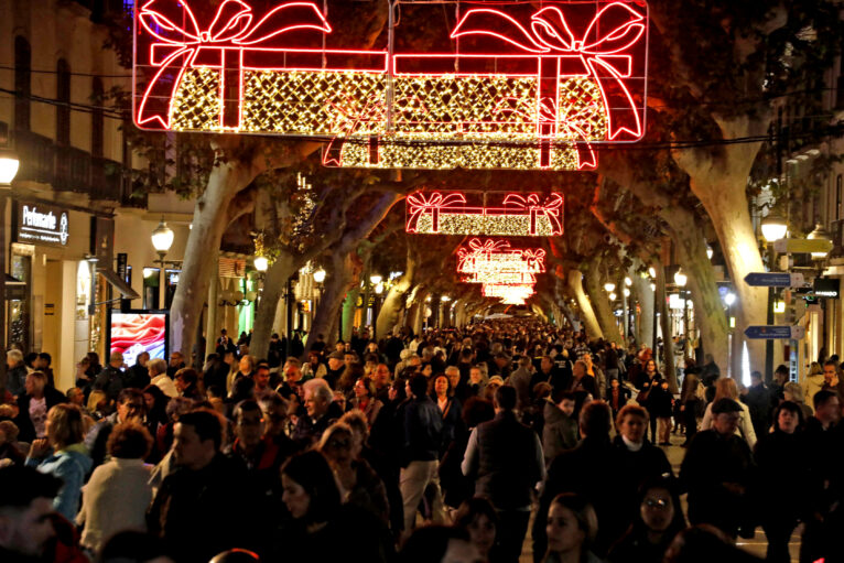 Dénia llena de gente en la Nit de la Llum