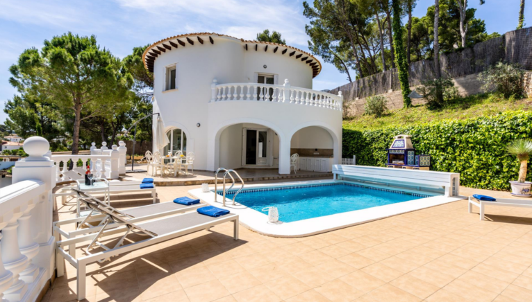 Esta villa en Dénia ofrece terrazas para tomar el sol, espacios verdes y una ubicación que asegura tranquilidad