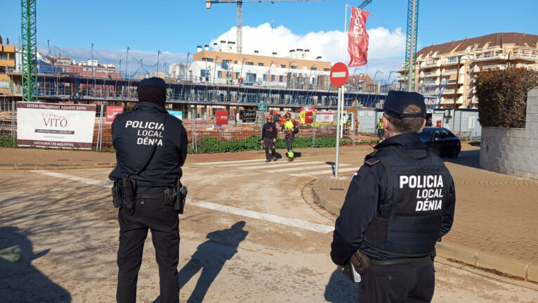 Policía Local y Bomberos en la zona del accidente dest