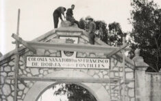 trabajos de reparacion del arco y la verja de entrada al sanatorio 1960 1969 fondo fotografico de fontilles archivo diputacion de alicante