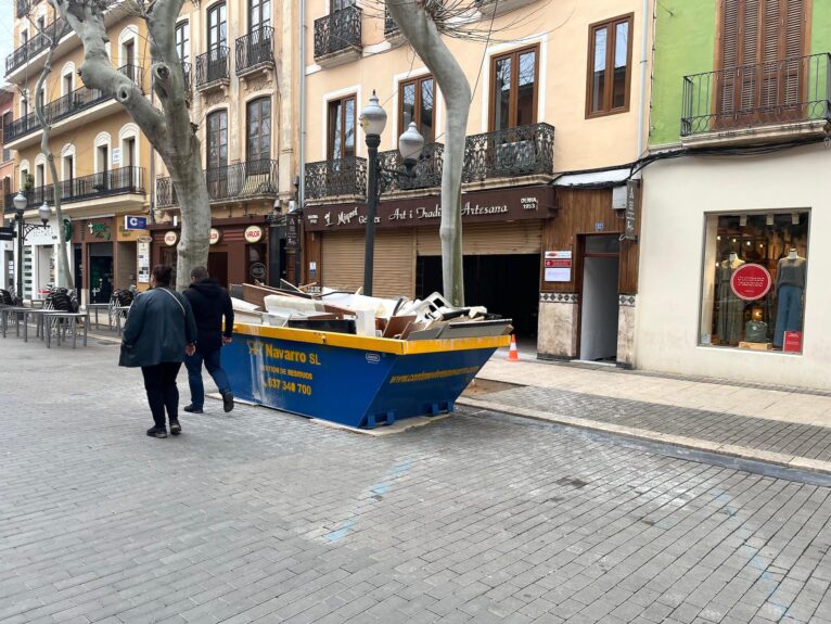 Contenedor frente al local de lo que era Miquel Gelater