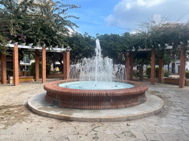 Imagen: El borboteo de la fuente vuelve a llenar de vida la Glorieta de Dénia