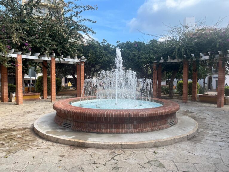 El borboteo de la fuente vuelve a llenar de vida la Glorieta de Dénia