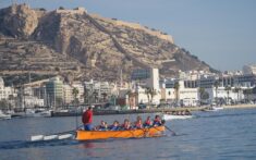 equipo femenino del club rem denia durante la regata